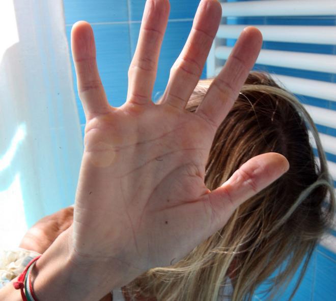 Messa incinta e minacciata a 15 anni: condannato 