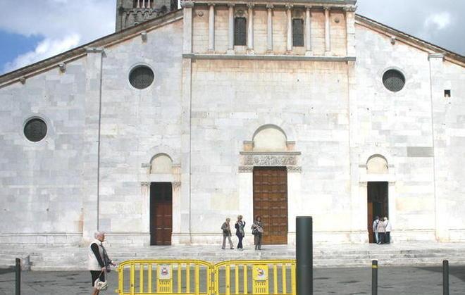 Un semaforo in piazza San Frediano 