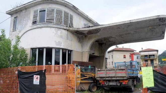 Piazza libera dai detriti ma restano le incognite