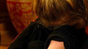 «Violentata a 5 anni» Figlia contro il padre Al via processo choc