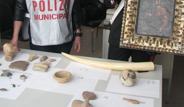 Anfore antiche e zanna d’avorio in casa, denunciato un livornese 