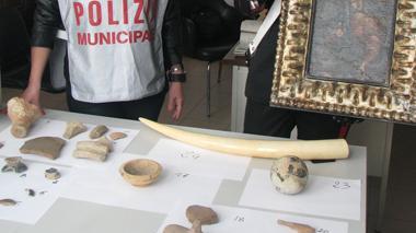 Anfore antiche e zanna d’avorio in casa, denunciato un livornese