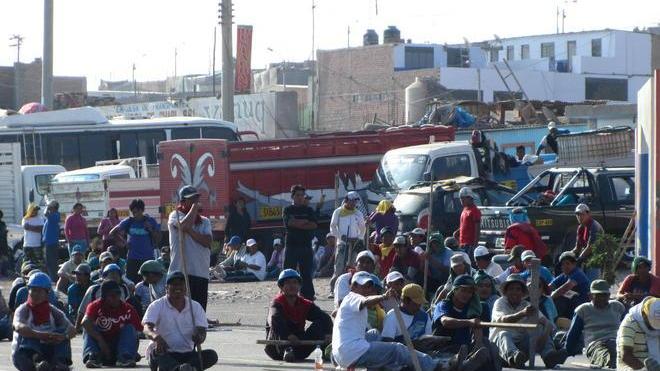 Da tre giorni ferma su un bus, i minatori bloccano la strada