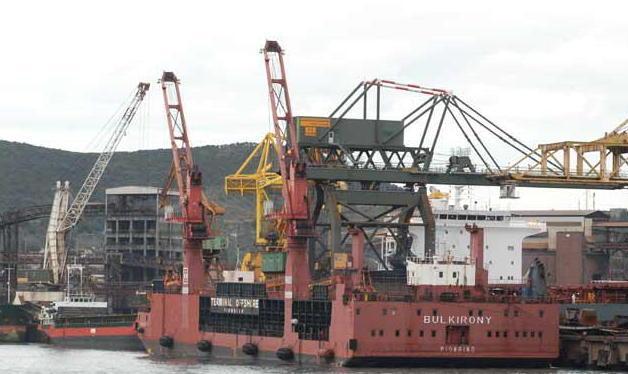 Ritarda il carico di una nave, rallentamenti all'altoforno 