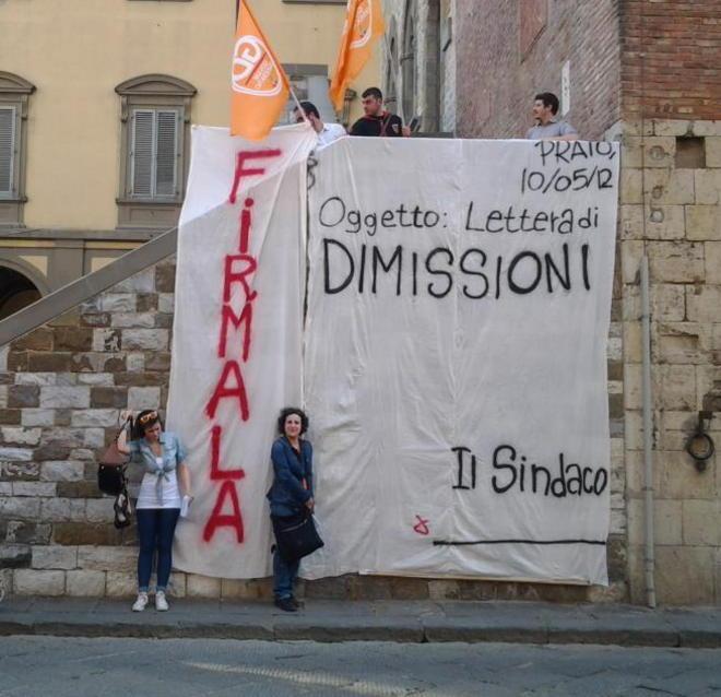 Uno striscione: «Sindaco dimettiti»