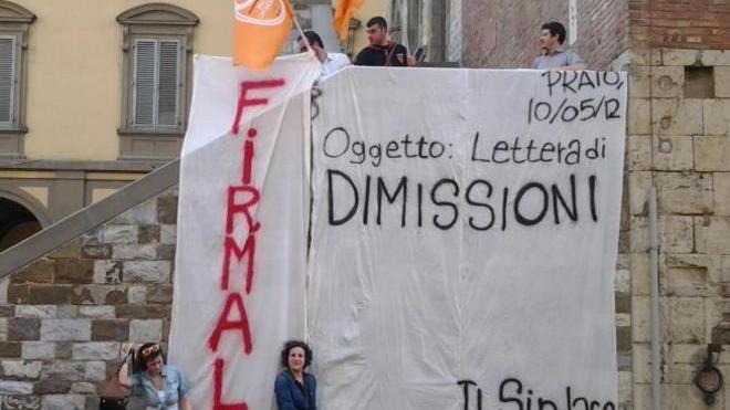 Uno striscione: «Sindaco dimettiti»