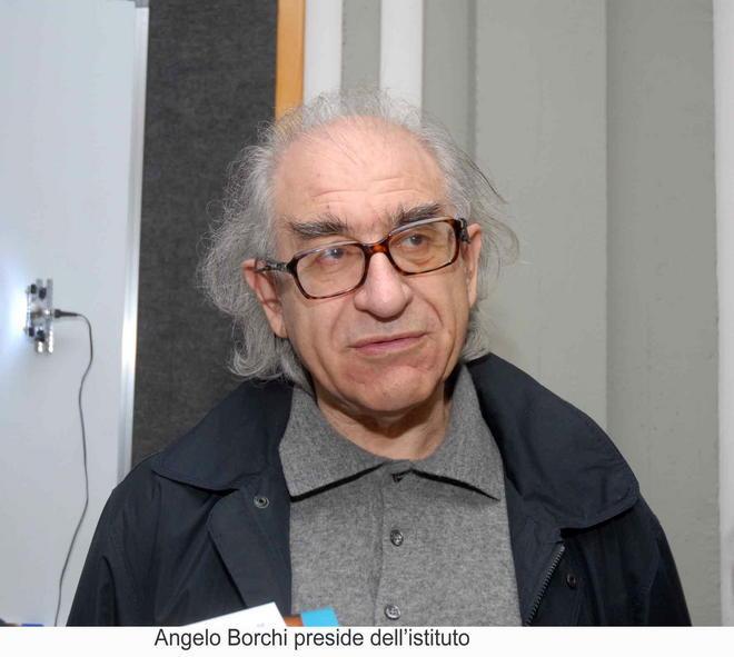 Caccia al ladro dentro la scuola 