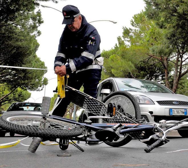 Ciclista ucciso da un’auto mentre va al cimitero 