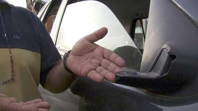 Truffano anziano per strada con la scusa del falso incidente