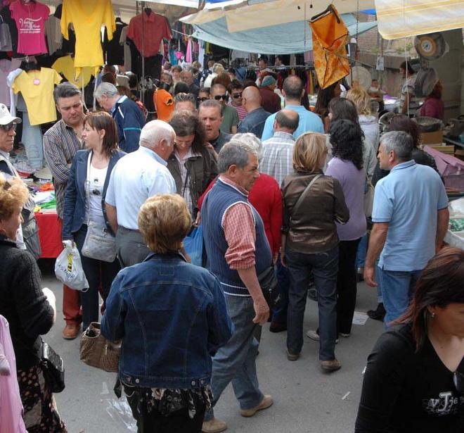 Domenica 90 banchi attorno alle Mura