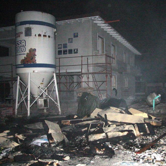 Incendio in un cantiere edile in via Versilia durante la ristrutturazione di una villa