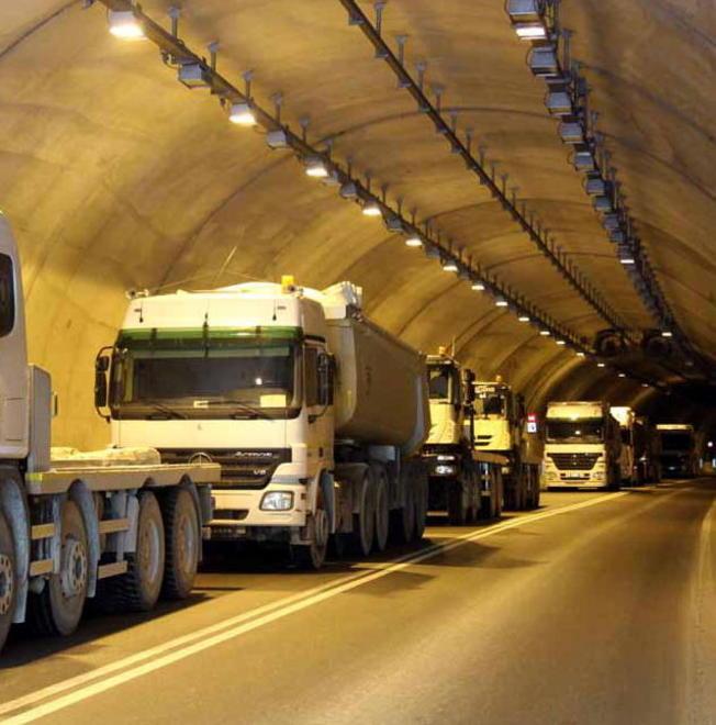 Protesta dei camion dentro la galleria 