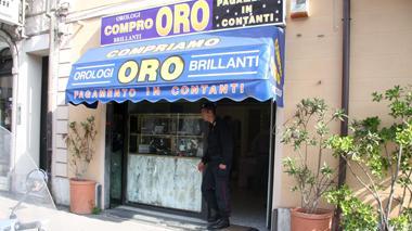 Rapina in un Compro oro, pistola puntata in testa al commesso