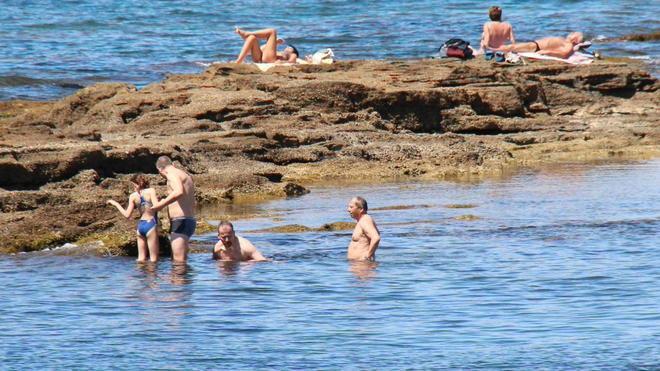 Tutti al mare anche con il divieto di balneazione 