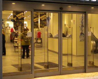 Rubano profumi all’Oviesse ma vengono scoperte 