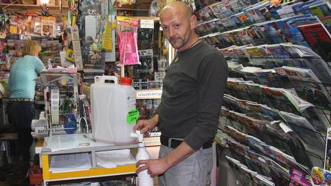 Giornali e detersivi alla spina
