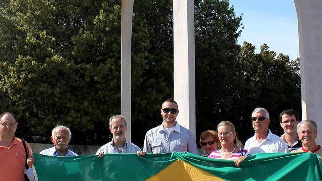 Visita di Tavernari al cimitero votivo brasiliano