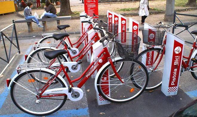 Primi atti vandalici sulle bici del Comune