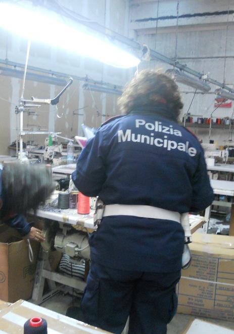 Giocattoli pericolosi sequestrati dai vigili in un negozio 
