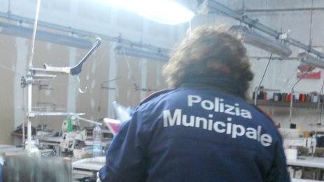 Giocattoli pericolosi sequestrati dai vigili in un negozio