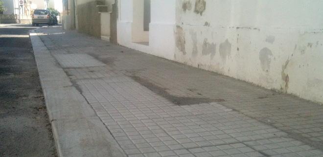 Il marciapiede di via Arezzo non è più un pericoloso “gruviera”