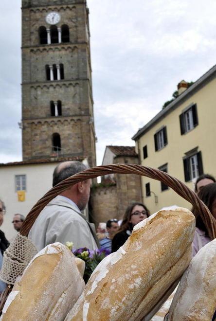 Festa del pane in centro storico con musica e raduno di moto