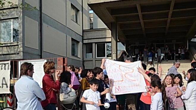 Bambini in piazza contro i vandali