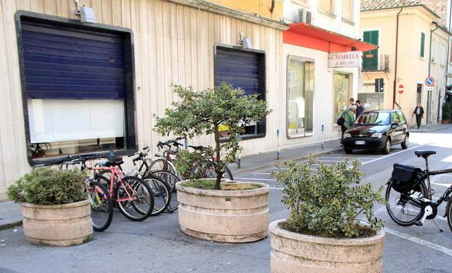 Con la piazza pedonale via gli stalli dei motorini 