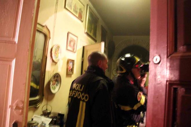 Dimentica il pentolino sui fornelli, a fuoco la cucina 