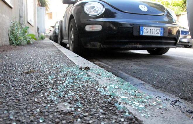 La finestra sbatte, giù vetri dal sesto piano 
