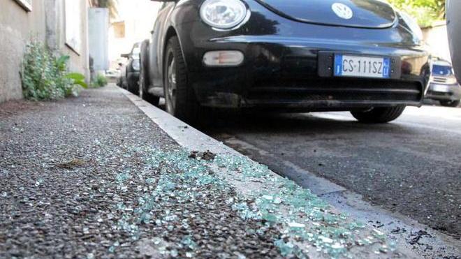 La finestra sbatte, giù vetri dal sesto piano