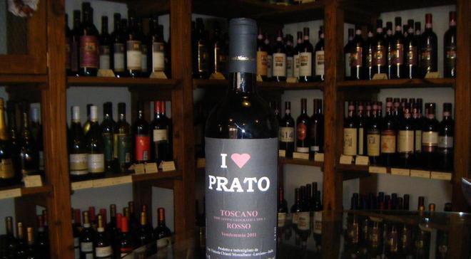 Il buon rosso in un'etichetta che ama Prato 