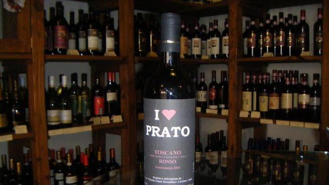 Il buon rosso in un'etichetta che ama Prato