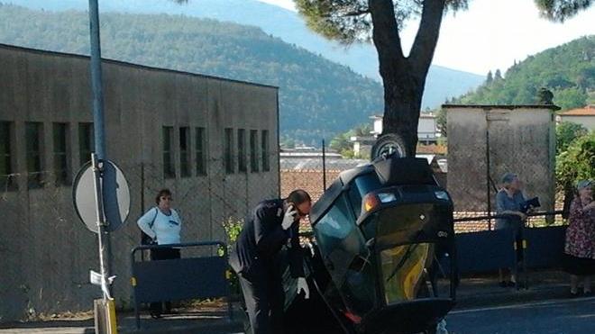 In sedia a rotelle non può spostarsi nel suo paese