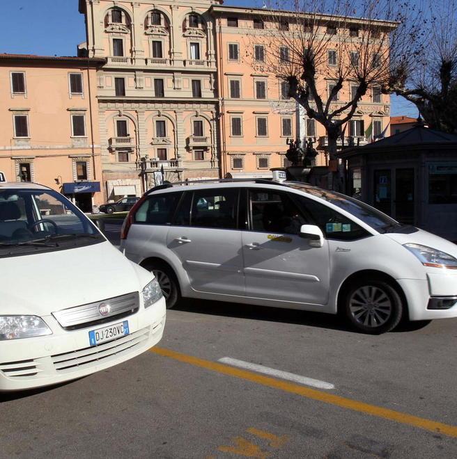 Troppi taxi in mezzo all’area pedonale 