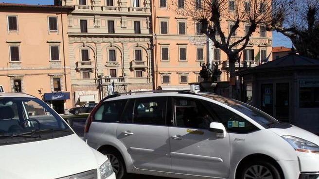 Troppi taxi in mezzo all’area pedonale