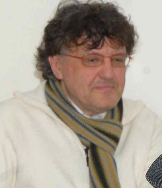 Si schianta in moto contro un’auto 