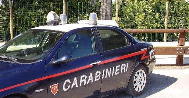 Vuole il rimborso del viaggio spacca la vetrina dell’agenzia