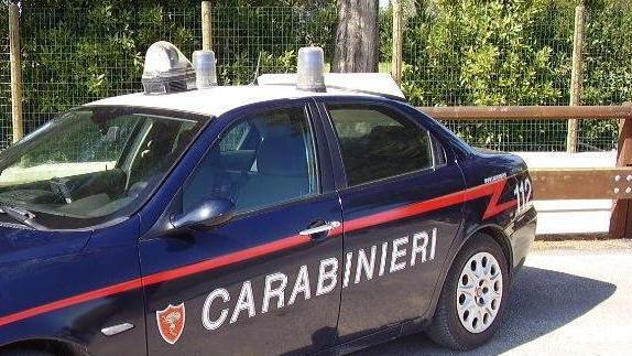 Vuole il rimborso del viaggio spacca la vetrina dell’agenzia