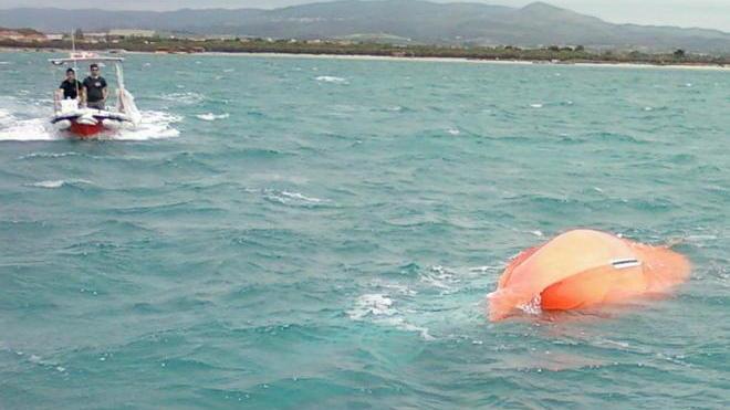 Si ribaltano con la barca a vela Paura, poi il salvataggio