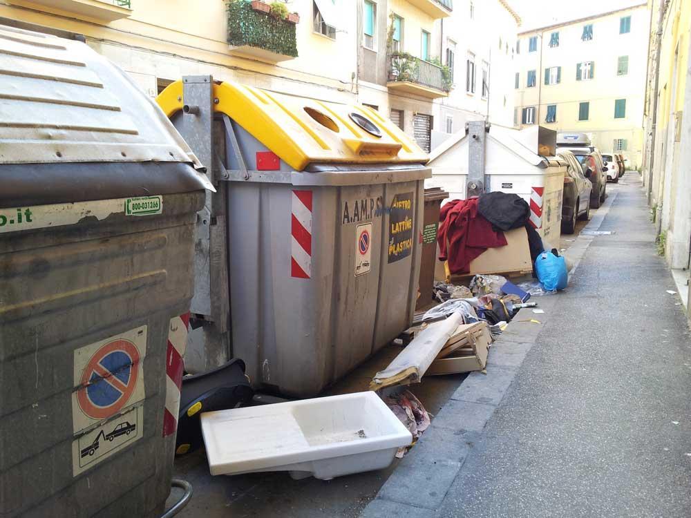 Via Del Corona, cassonetti al collasso 