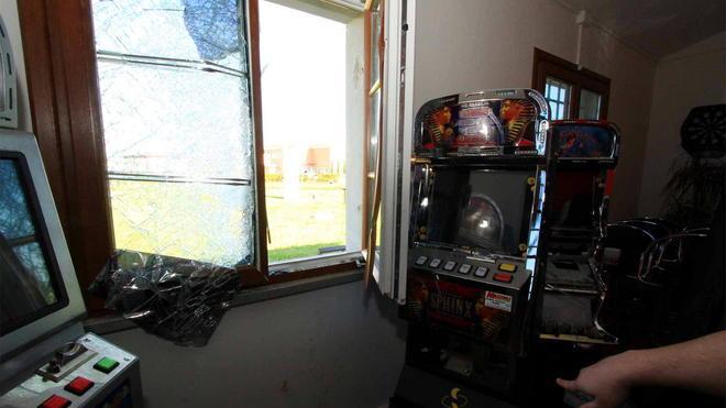 Rubano e minacciano un agente Colpo in una sala di slot machine