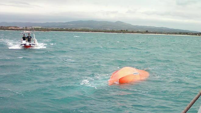 Si ribalta con la barca a vela paura per un pistoiese