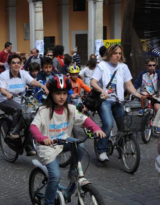 A pedali, per vedere con più attenzione gli angoli della città 