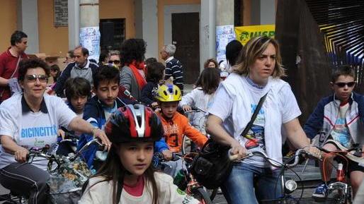A pedali, per vedere con più attenzione gli angoli della città