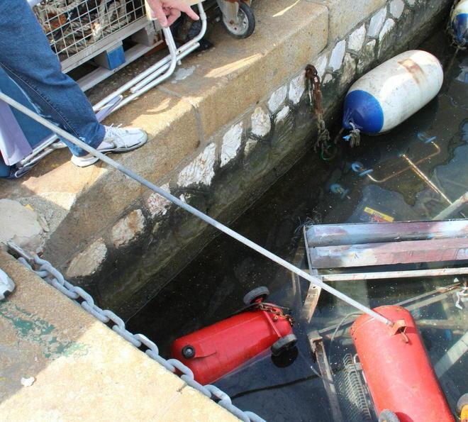 Filmati nella notte i vandali in azione al moletto «N.Sauro» 