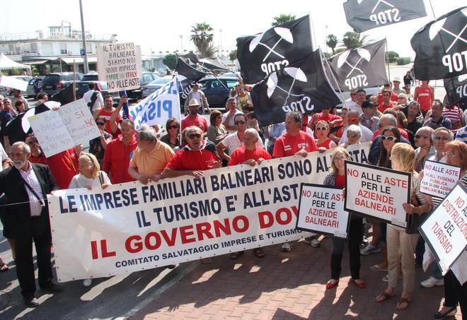 I bagni non demordono: protesta alla tappa del Giro 