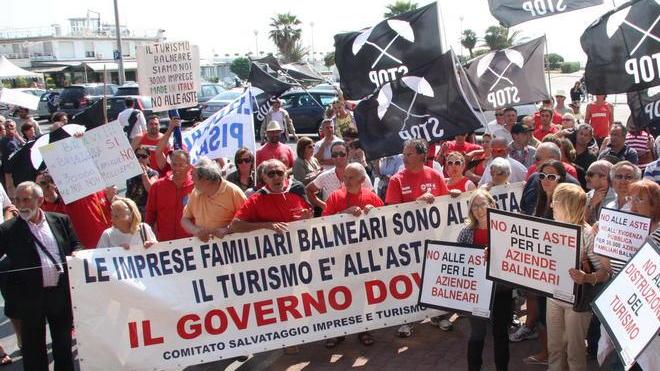 I bagni non demordono: protesta alla tappa del Giro