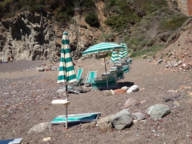 Cala del Leone, vertice Comune-capitaneria Tra le sdraio partono i controlli col Gps 