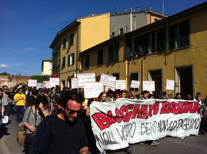 «Blocchiamo Equitalia», manifestanti in marcia. Carcasse di animale contro la sede 